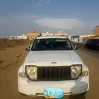 جيب شوروكي موديل 2012 لون أبيض دبل فيها مشاكل القير