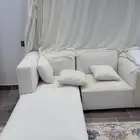 كنب اللون ابيض وثلاجه بارده وبرادة مويه