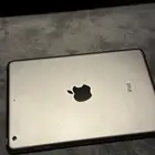 ايباد ميني 2 رمادي و اسود نظيف