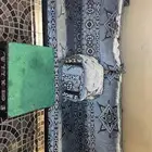 خمس كراسي مع جلسات مع ثلاث طوالة خدمه وطاوله رئيسيه