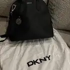 شنط DKNY ( اسود -جملي )