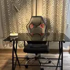 مكتب دراسي نظيف وجديد