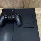 سوني فور للبيع مه يده تجاريه وهاردسك ون تيرا واسلاكها معها