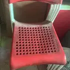 كراسي وطاوله بيضاء ساده