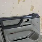 ثلاث بيبان واحد قدام يسار وثنين ورا. جيب لاند المديل 2002