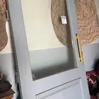 باب خشب رمادي مفكوك