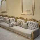 اثاث مراتب مع الستاير وديكور فوق الستاره