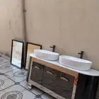 مغاسل تعلق بالجدار مع المرايات2 و الأدراج و صنبور الماء