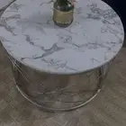 طاوله مع اربع خدمه