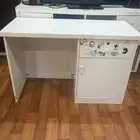 طاولة مكتبية مستخدمة