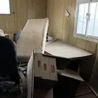 كراسي وطاوله مكتبة ويوجد طابعة