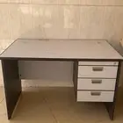 طاولة مكتبيه وتنفع قيمنق