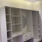 دولاب كبير مفتوح و اثنين كومودينات و اثنين اسره