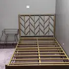 سرير وكومدينه للبيع