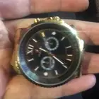 ساعة مطلية بالذهب