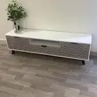 طاولة تلفزيون