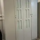 غرفة نوم نظيفه وطاولة شاشه قزاز ومطبخ صغير مع مجلى