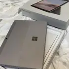جهاز Microsoft Surface Go 2 مع الكرتون الأصلي.