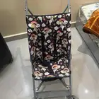 سرير اطفال giggles بحاله جيده وعربه اطفال ومرتبه junior