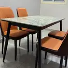 طاولة طعام مع اربع كراسي
