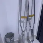 جبيرة هوائية مع عكازات