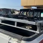 شبك. يركب فوق السياره