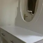 تسريحه بيضاء مع مرايه ودرجين