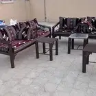 جلسات شعبية وكراسي حديد