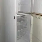 ثلاجة للبيع.