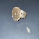 للبيع خاتم عليه جنيه
