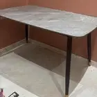 طاوله من دون كراسي