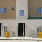 شقة سكنية بحي الخزامى بعنيزة تشطيب شبه جديد
