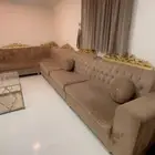 كنب مع طاولة متصل نظيف للبيع