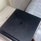 سوني 4 نضيف ولا يشكو من شي ومعه شريط انشارتيد