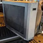 تلفزيون قديم مع طاولته