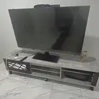 كنب ومكنسة وطاولة ومكيف