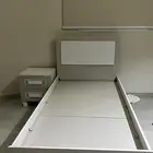 سرير وطاوله