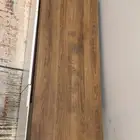 مكتبة كتب وطاولة بلازما