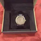 ساعة بوس كلوب من كارديال بجلد أسود وإطار نحاسي ومينا بيج.