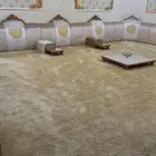 مساند خشب وفرشه وطاولة قزاز مراية مع خدمه اربع طاولات