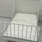 طقمين سريرين حديد مع المراتب ودولابين   وسرير طفل صغير
