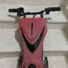 سكوتر يحتاج بطاريات تقريبا