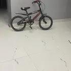 سيكل جديد استخدام قليل يجي على اعمار 10 وحوله كفارات حجري
