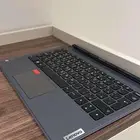 جهاز لوحي من شركة لينفيو مع كيبورد خاص فيه قلم