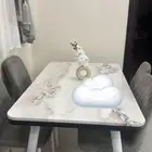طاولة رخام مع اربع كراسي