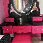 غرفه نوم نضيفه مافيها الى بعض الخدوش