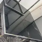 طاوله وسطيه قزاز مع اربع طاولات صغيره تبعها