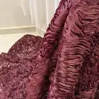 فستان يلبس مديم وسمول اللون عنابي ومن وراء ذيل طويل