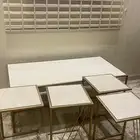 طاولة مع اربع خدمه