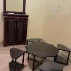 طاولات مع مدخل